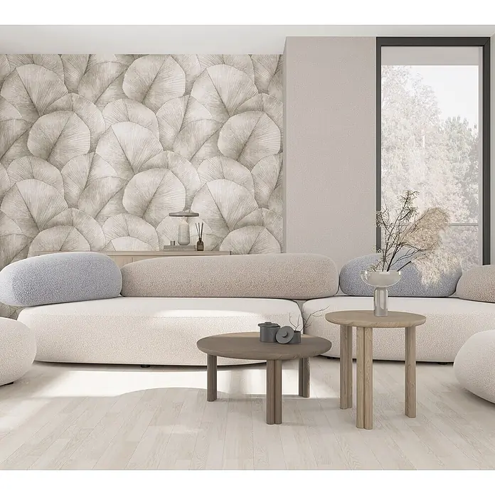 Marburg Kumano Fototapete Floral - B x H: 212 x 270 cm, Vlies, Braun - Ein modernes Wohnzimmer mit einem großen hellbeigen modularen Sofa, hellen Holztischen und Zierkissen.