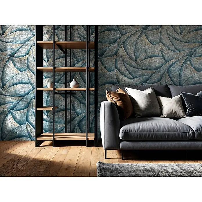 Marburg Ritus Vliestapete Grafik - Blau-Silber, Grafisch, 10,05 x 0,53 m - Modernes Wohnzimmer mit dunkelgrauem Sofa, schwarzem Metallregal mit Holzbrettern und teal-abstrakt gemusterter Tapete.