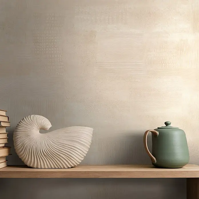 Marburg Novamur Plus Fresh UP Vliestapete Uni - Beige-Braun, Uni, 10,05 x 0,53 m - Eine große weiße Dekomuschel und eine grüne Teekanne mit Holzgriff stehen auf einem Holzregal neben einem Bücherstapel vor einer hellen, strukturierten Wand.