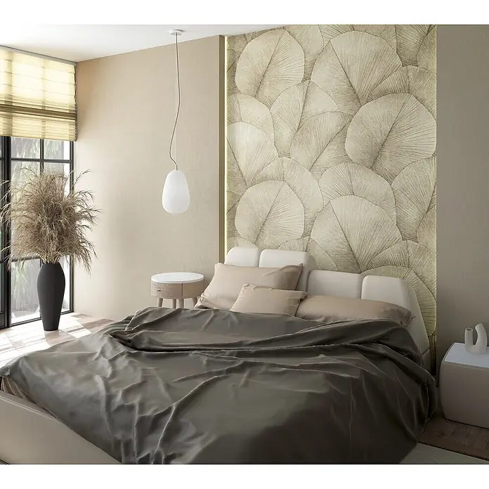 Marburg Kumano Fototapete Floral - B x H: 212 x 270 cm, Vlies, Beige - Modernes Schlafzimmer mit einem Bett, dunkelgrauer Bettdecke, beigen Kissen und einer Akzentwand mit Blattmuster.