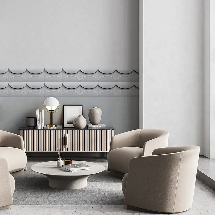 Marburg Shades Iconic Vliestapete Grafik V - Grau, Grafisch, 10,05 x 0,53 m - Modernes Wohnzimmer mit beigefarbenen Sesseln, rundem Couchtisch und geriffeltem Sideboard an einer gemusterten grauen Wand.