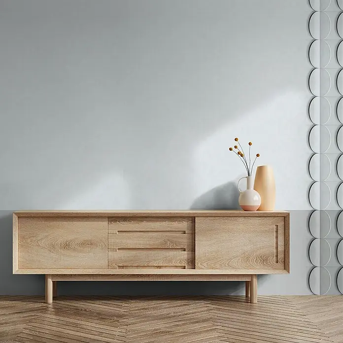 Marburg Shades Iconic Tapetenborte Grafik I - Hellgrau, Grafisch, Vlies - Helles Holz-Sideboard mit Vasen und Trockenblumen in einem modernen Raum.