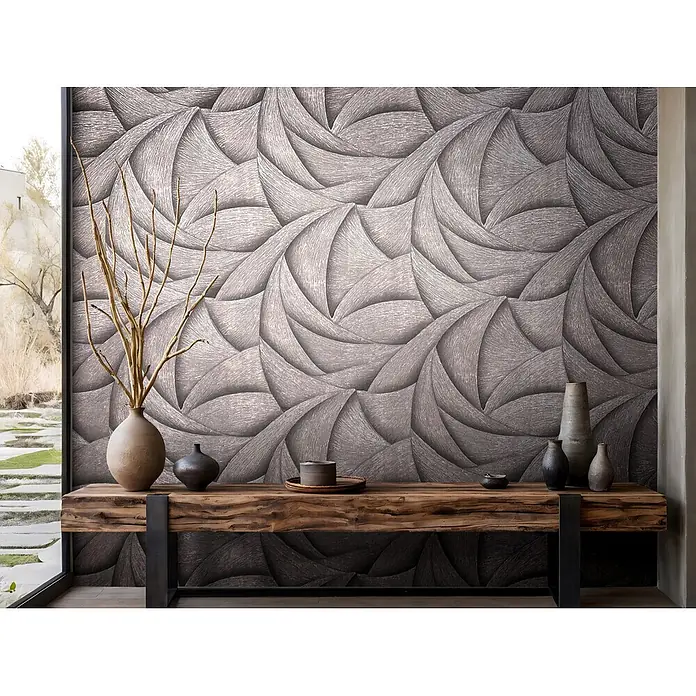 Marburg Ritus Vliestapete Grafik - Schwarz-Bronze, Grafisch, 10,05 x 0,53 m - Naturholz-Konsolentisch mit schwarzen Metallbeinen, dekoriert mit Vasen und Schalen.