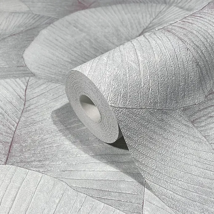 Marburg Kumano Vliestapete Floral - Grau-Blau, Floral, 10,05 x 0,53 m - Strukturierte hellgraue Tapetenrolle mit Blattmuster und rötlichen Adern, teilweise ausgerollt.