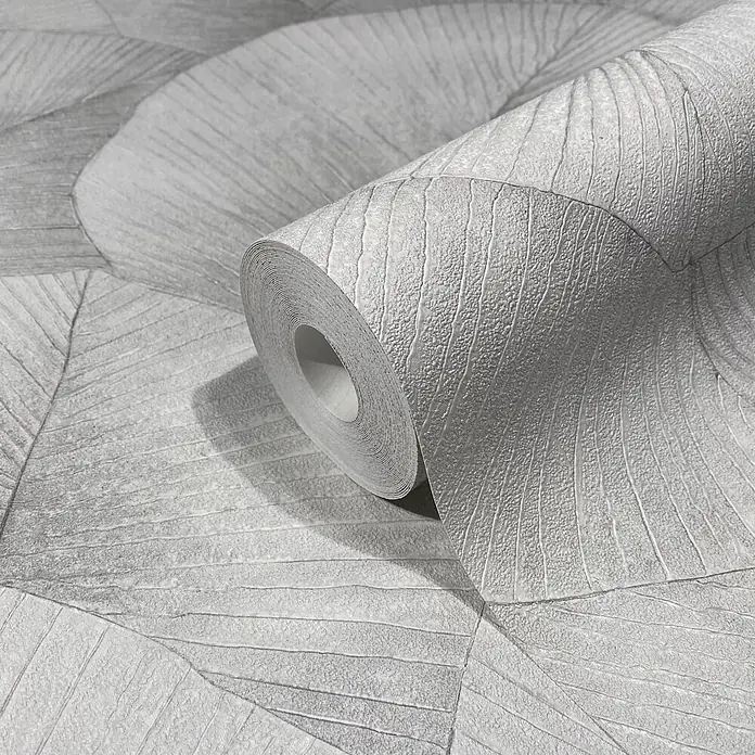 Marburg Kumano Vliestapete Floral - Hellgrau, Floral, 10,05 x 0,53 m - Graue strukturierte Tapetenrolle mit sich wiederholendem Blatt- oder Äderungsmuster, teilweise abgerollt.