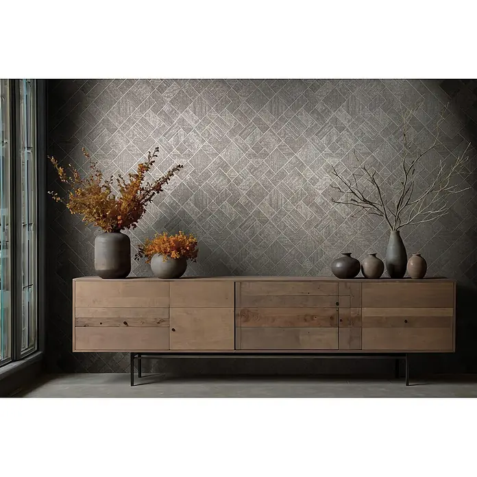 Marburg Ritus Vliestapete Grafik I - Silber-Grau, Grafisch, 10,05 x 0,53 m - Hölzernes Sideboard mit verschiedenen Paneelen und dunklen Beinen, darauf dekorative Vasen und Trockenpflanzen.