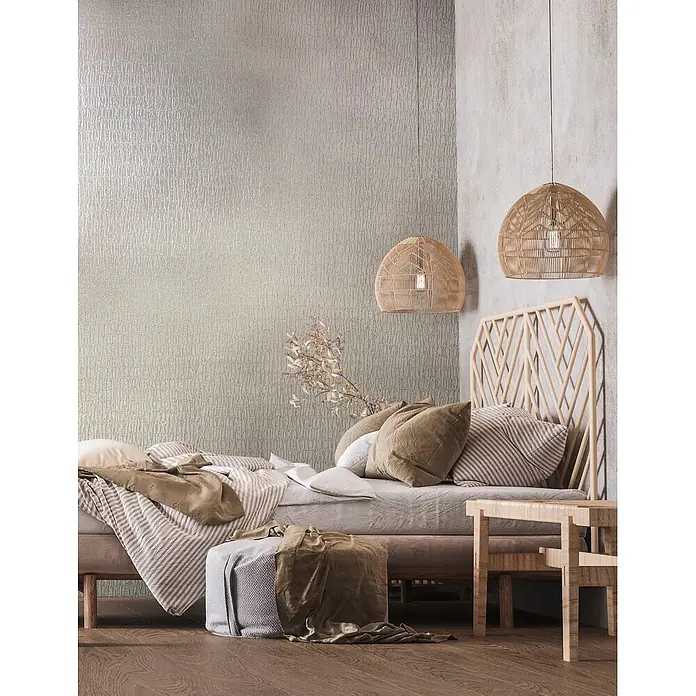 Marburg Kumano Vliestapete Struktur - Creme, Sonstiges, 10,05 x 0,53 m - Strukturierte hellgraue Tapete mit zerknittertem, stoffähnlichem Muster an einer Schlafzimmerwand.