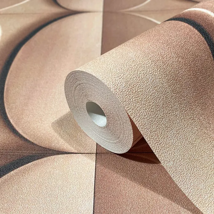 Marburg Shades Iconic Vliestapete Grafik V - Beige, Grafisch, 10,05 x 0,53 m - Strukturierte beige-braune Tapetenrolle, teilweise abgerollt, mit großen geometrischen Mustern.