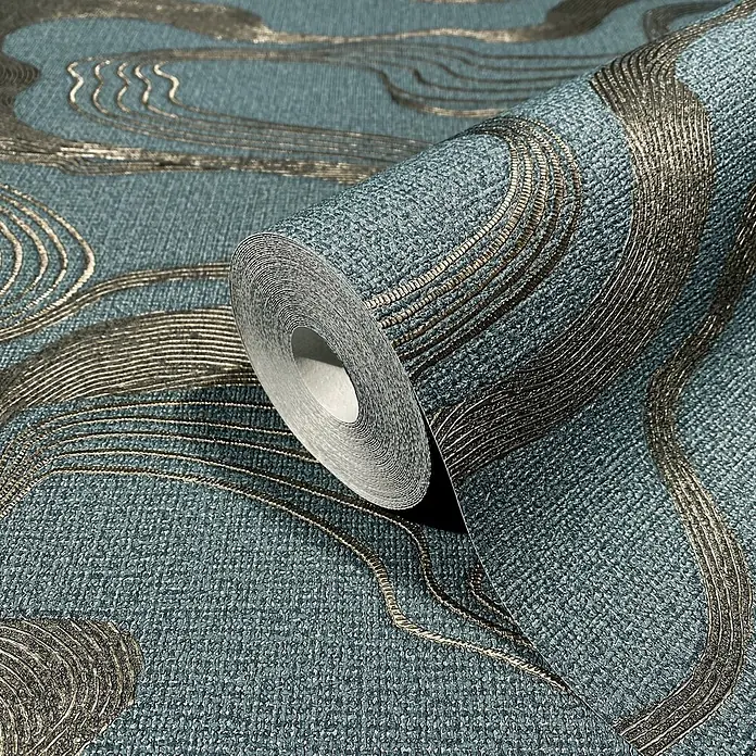 Marburg Kumano Vliestapete Grafik I - Blau, Grafisch, 10,05 x 0,53 m - Rolle texturierter blaugrüner Tapete mit metallisch-goldenen Wellenlinienmustern.