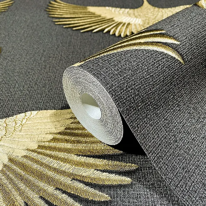 Marburg Kumano Vliestapete Grafik - Schwarz, Grafisch, 10,05 x 0,53 m - Strukturierte dunkelsgraue Tapetenrolle mit goldgestickten Kranichflügeln.