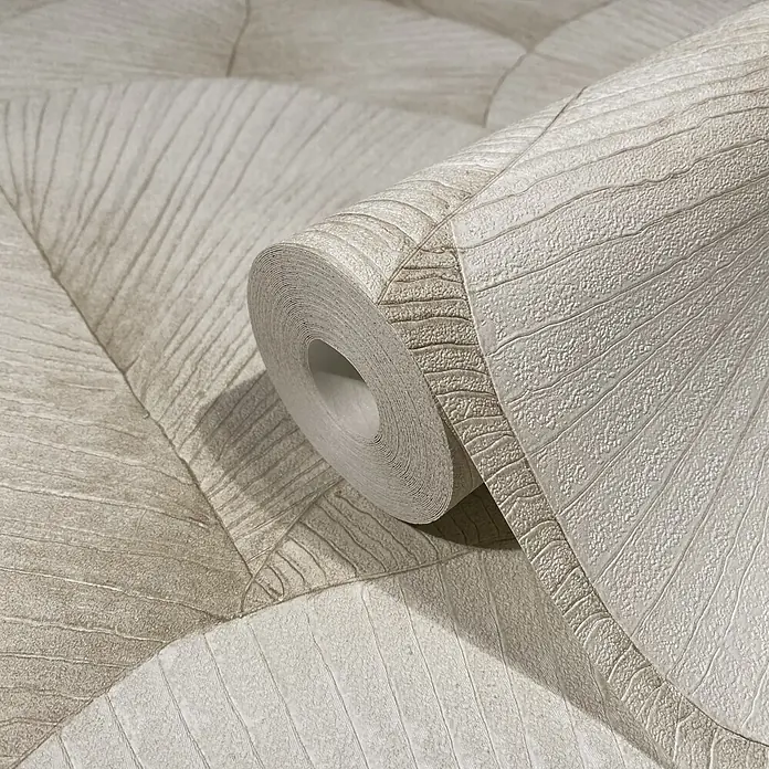 Marburg Kumano Vliestapete Floral - Beige, Floral, 10,05 x 0,53 m - Hellbeiger, strukturierter Tapetenrolle mit geprägtem, geometrischem Blattmuster, teilweise abgerollt.