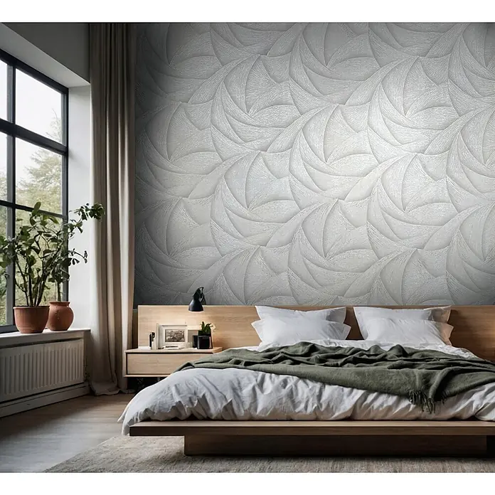 Marburg Ritus Vliestapete Grafik - Grau-Beige, Grafisch, 10,05 x 0,53 m - Weiße strukturierte Tapete mit abstraktem Wirbelmuster an einer Schlafzimmerwand hinter einem Holzbett.