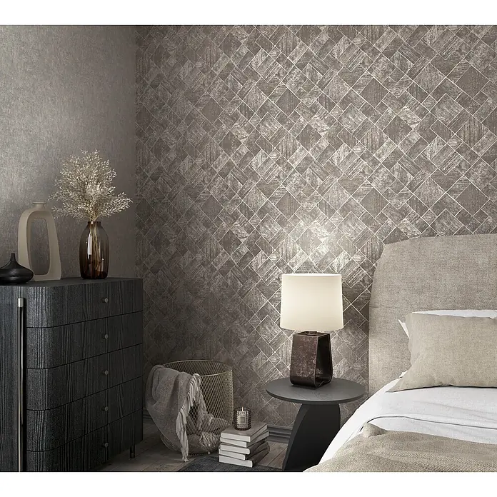 Marburg Ritus Vliestapete Grafik I - Silber-Grau, Grafisch, 10,05 x 0,53 m - Strukturierte, bronze-silberne Tapete mit geometrischem Muster an einer Schlafzimmerwand, die ein edles Metallic-Finish verleiht.