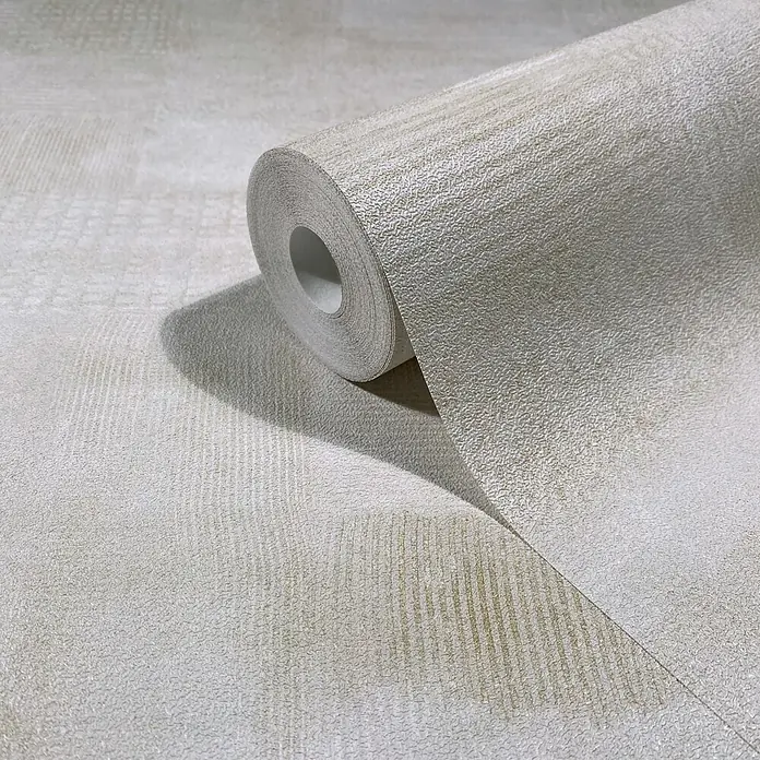 Marburg Novamur Plus Fresh UP Vliestapete Uni - Weiß-Grau, Uni, 10,05 x 0,53 m - Strukturierte, hellbeige Tapetenrolle mit subtilen goldbraunen Streifen, teilweise abgerollt.