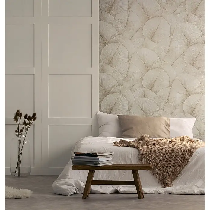 Marburg Kumano Vliestapete Floral - Beige, Floral, 10,05 x 0,53 m - Strukturierte beigefarbene Tapete mit überlappendem Blattmuster an einer Schlafzimmerwand über einem Bett.