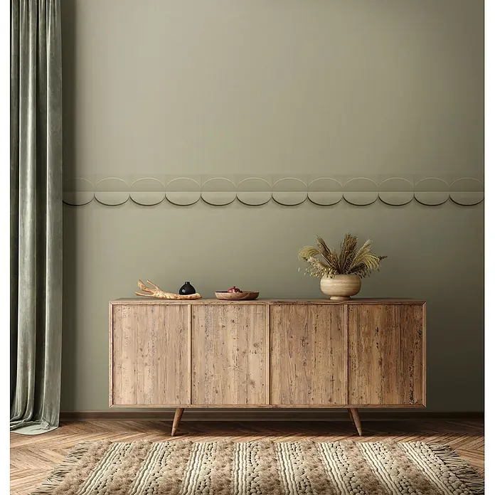 Marburg Shades Iconic Tapetenborte Grafik I - Beige, Grafisch, Vlies - Rustikales Holz-Sideboard mit Used-Look und vier Türen, darauf Deko-Objekte, auf einem strukturierten Teppich stehend.