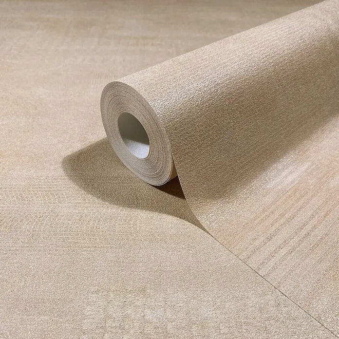 Marburg Novamur Plus Fresh UP Vliestapete Uni - Beige-Braun, Uni, 10,05 x 0,53 m - Rolle strukturierter beigefarbener Tapete, teilweise abgerollt auf passendem Untergrund, zeigt geprägtes Muster.