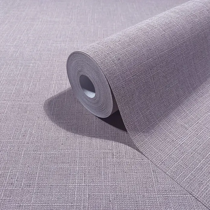 Marburg Boho Vliestapete Uni II - Violett, Uni, 10,05 x 0,53 m - Teilweise abgerollte, helllila Tapetenrolle mit einer dezenten, leinenartigen Stofftextur.