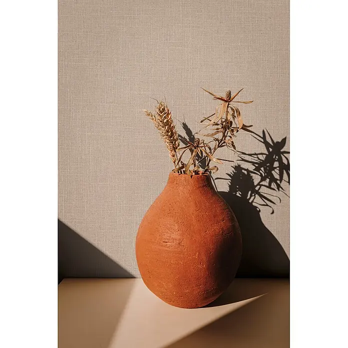 Marburg Boho Vliestapete Uni II - Taupe, Uni, 10,05 x 0,53 m - Terrakotta-Vase mit getrocknetem Weizen und stacheligen Pflanzen, dramatisch beleuchtet mit starken Schatten.