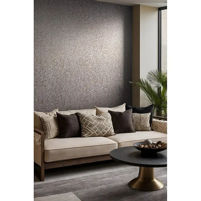 Marburg Ritus Vliestapete Floral - Grau-Kupfer, Floral, 10,05 x 0,53 m - Strukturierte Tapete mit filigranem metallischem Blumenmuster in Grau und Kupfer, ziert eine Wohnzimmerwand hinter einem Sofa.