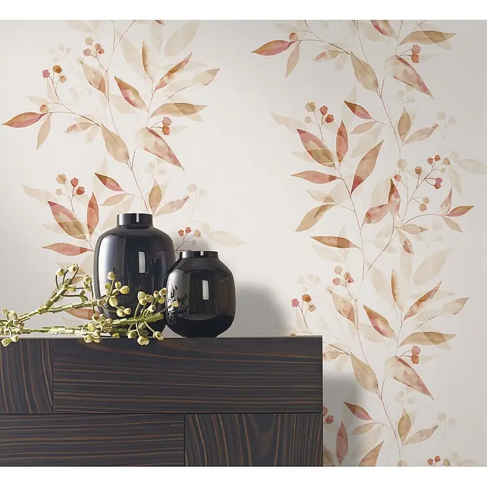 Marburg Novamur Plus Fresh UP Vliestapete Floral - Weiß-Beige, Floral, 10,05 x 0,53 m - Zwei schwarze dekorative Vasen mit einer Pflanze auf einer dunklen Holzoberfläche.