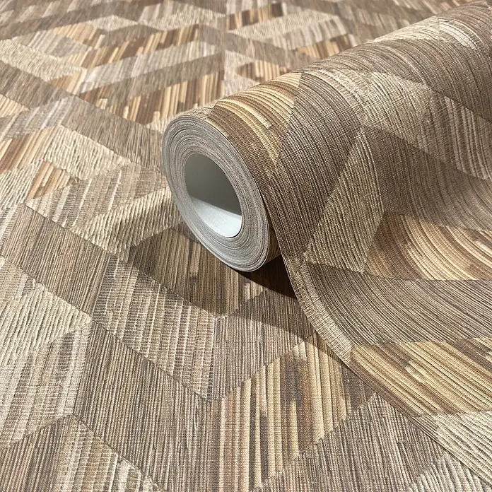 Marburg Boho Vliestapete Holzoptik - Beige-Braun, Holzoptik, 10,05 x 0,53 m - Texturierte braun-beige Tapete mit geometrischem Holzmaser- oder Webmuster, eine Rolle teilweise ausgerollt.