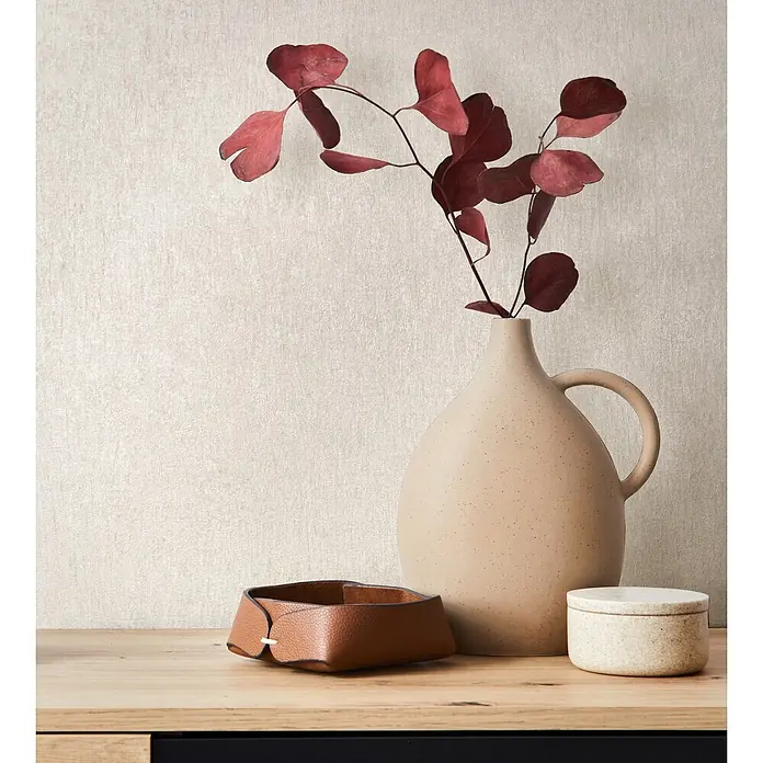 Marburg Ritus Vliestapete Uni - Beige, Uni, 10,05 x 0,53 m - Gesprenkelte beige Vase mit roten Blättern, braune Lederschale und kleiner Deckeldose auf Holzoberfläche.