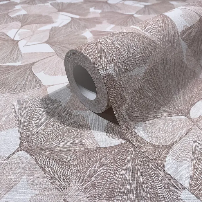 Marburg Boho Vliestapete Floral - Beige-Braun, Floral, 10,05 x 0,53 m - Strukturierte Tapetenrolle mit sich wiederholendem braunem Ginkgo-Blattmuster, teilweise abgerollt, um ihr Design zu zeigen.