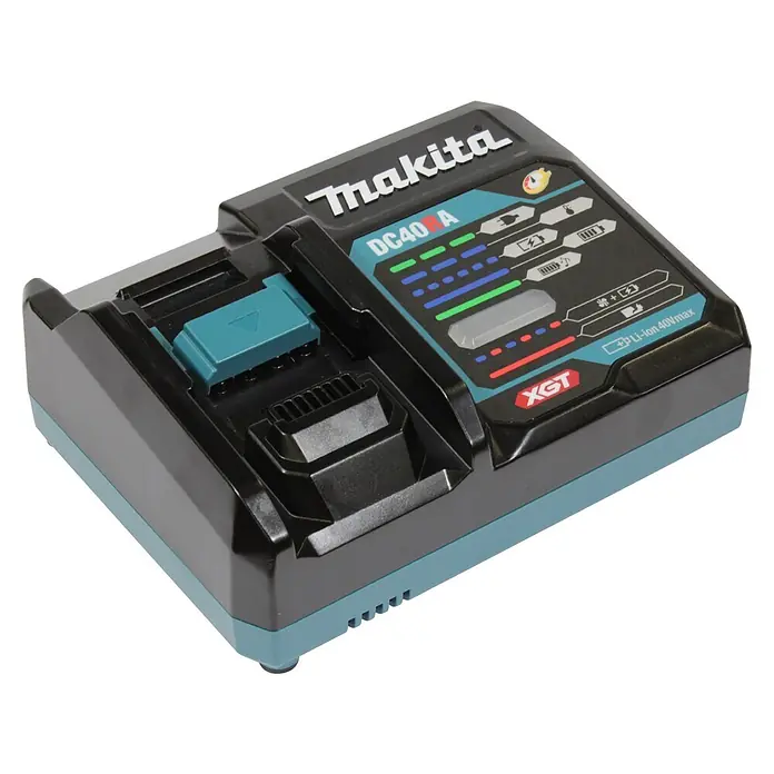 Makita XGT 40V max. Akku-Set - 40 V, 5 Ah, Li-Ionen, 2 Akkus - Makita DC40A XGT Li-Ion 40Vmax Akkuladegerät aus schwarzem und hellblauem Kunststoff mit Statusanzeigen.