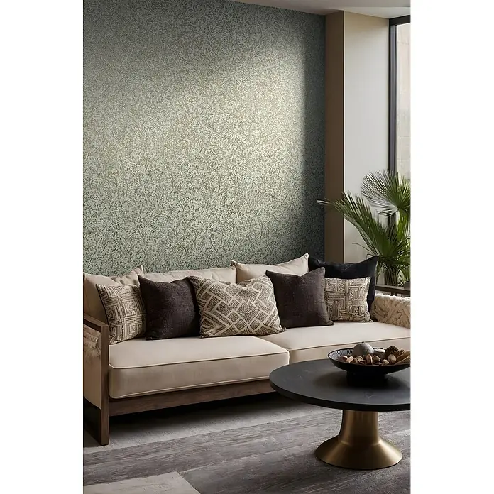 Marburg Ritus Vliestapete Floral - Blau-Gold, Floral, 10,05 x 0,53 m - Hellgräulich-beige Tapete mit goldenem floralem Rankenmuster, schmückt eine Wohnzimmerwand über einem Sofa.