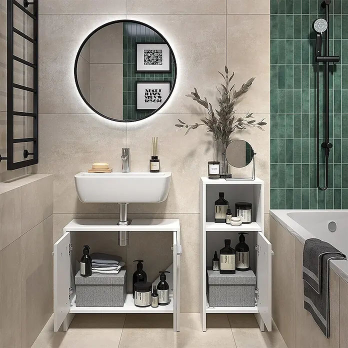 Vicco Badmöbel-Set Karli Weiß 2 Teile - Weiß, Matt - Weiße Badschränke, einer unter einem Waschbecken und ein hoher Schrank, in einem modernen Badezimmer.