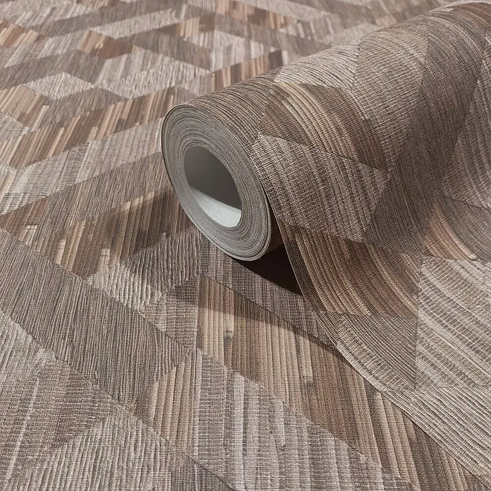 Marburg Boho Vliestapete Holzoptik - Braun, Holzoptik, 10,05 x 0,53 m - Texturierte Tapetenrolle mit braun-beigem geometrischem Holzoptik-Muster, teilweise abgerollt.