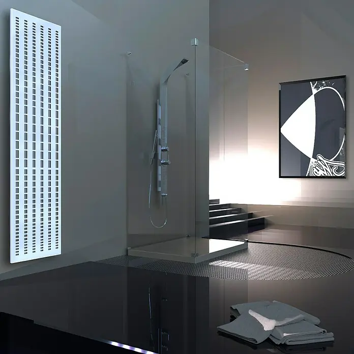 Szagato Designheizkörper Broken Mirror 3 - B x H: 470 x 1.800 mm, Wärmeleistung bei Vorlauftemperatur von 75 °C (D: 50): 1.118 W, Moonstone-Grau/Weiß, Ohne Handtuchhalter - Ein modernes Badezimmer mit einem schlanken, weißen Heizkörper an der Wand, der durch sein minimalistisches Design besticht.