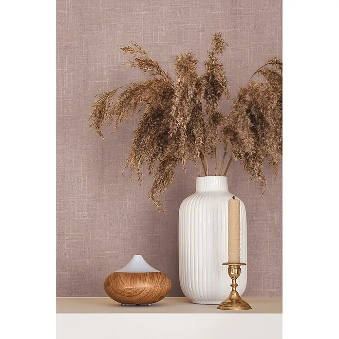 Marburg Boho Vliestapete Uni II - Rot, Uni, 10,05 x 0,53 m - Holzoptik-Aromadiffusor mit weißer Oberseite, auf Regal mit Vase und Kerze, schafft wohnliche Atmosphäre.