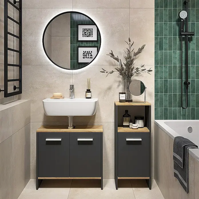 Vicco Badmöbel-Set Karli Anthrazit/Goldkraft Eiche 2 Teile - Anthrazit, Matt - Dunkelgrauer Badunterschrank und passender Hochschrank mit Holzdetails in einem modernen Badezimmer.