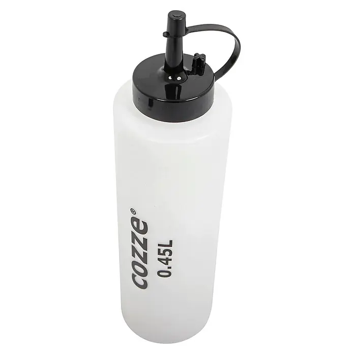 Cozze Quetschflasche - 450 ml, Kunststoff - Weiße Quetschflasche mit schwarzem Deckel, Ausgießer und Trageschlaufe, beschriftet 'cozze® 0.45L'.