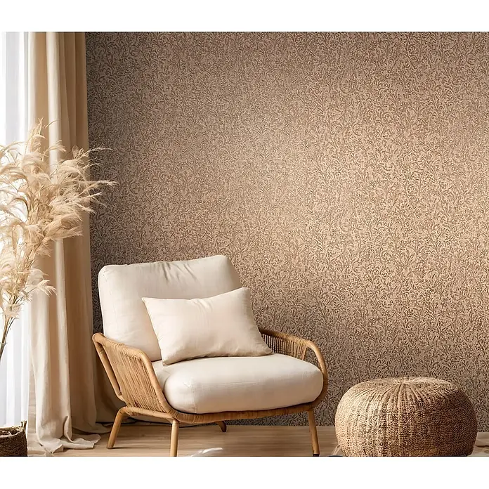 Marburg Ritus Vliestapete Floral - Braun-Gold, Floral, 10,05 x 0,53 m - Strukturierte beigefarbene Tapete mit geprägtem, filigranem Blumenmuster in einem gemütlichen Wohnzimmer.