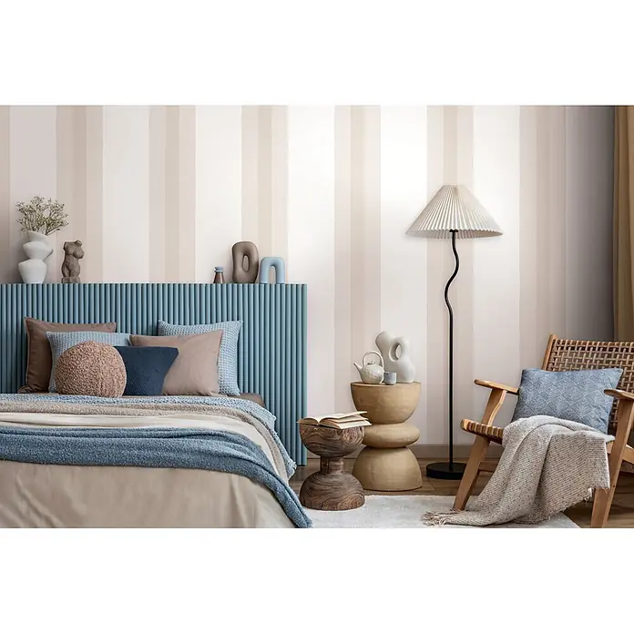 Marburg Vliestapete Novamur Oriana Streifen - Beige, Streifen, 10,05 x 0,53 m - Modernes Schlafzimmer mit Bett, blauer Rillen-Kopfstütze, gemütlicher blau-beiger Bettwäsche, Holztischen und Lesesessel.