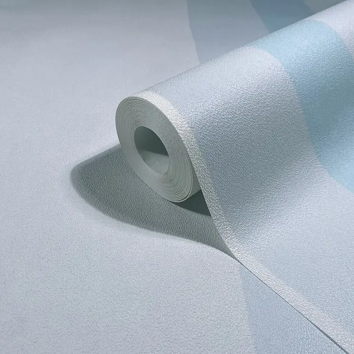 Marburg Vliestapete Novamur Oriana Streifen - Blau, Streifen, 10,05 x 0,53 m - Strukturierte hellblaue und weiß gestreifte Tapetenrolle mit feiner Granulatstruktur, teilweise abgerollt.