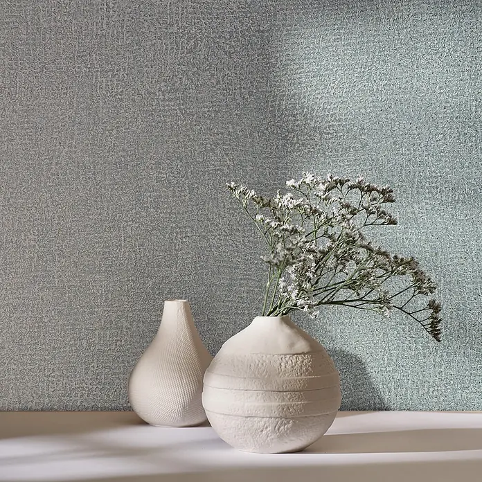 Marburg Ritus Vliestapete Putzoptik - Blau, Sonstiges, 10,05 x 0,53 m - Zwei weiße strukturierte Vasen, eine mit zarten Trockenblumen, auf einem Regal mit Lichtspielen.