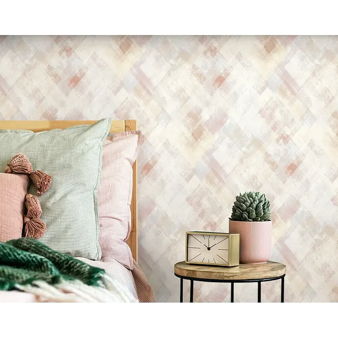 Marburg Novamur Plus Fresh UP Vliestapete Grafik - Grau-Beige, Grafisch, 10,05 x 0,53 m - Abstrakte geometrische Tapete in Pastellrosa, Beige und Creme, mit subtilem diagonalem Muster an einer Schlafzimmerwand.