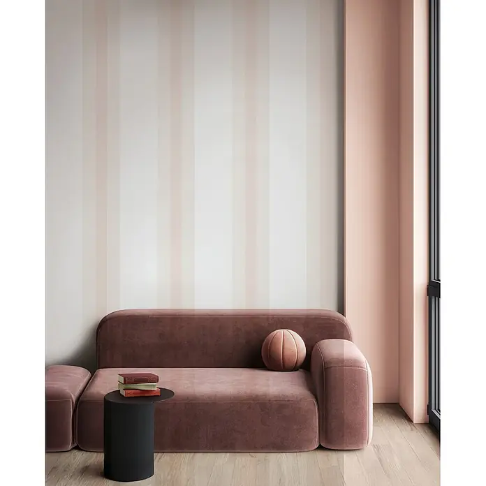 Marburg Vliestapete Novamur Oriana Streifen - Weiß-Rosa, Streifen, 10,05 x 0,53 m - Samt-Sektionssofa in Altrosa mit abgerundeten Kanten in einem modernen Wohnzimmer.