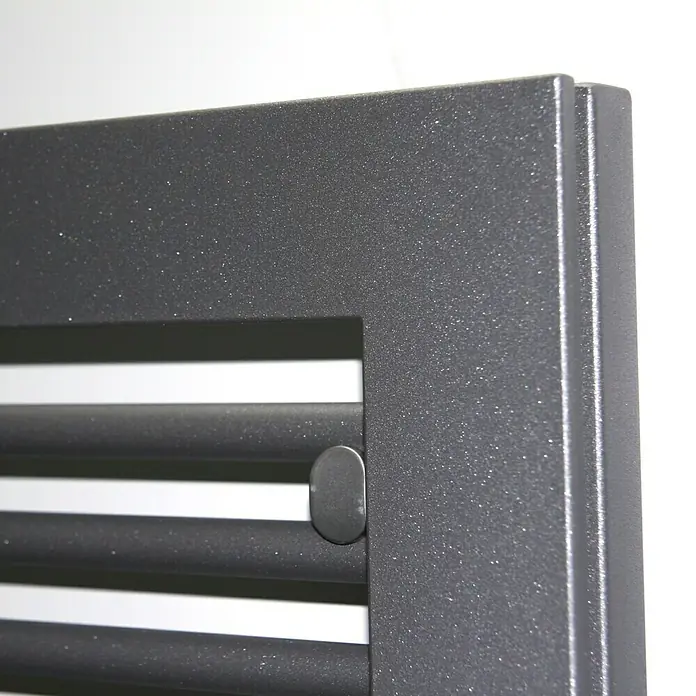 Szagato Designheizkörper Window 1 - B x H: 600 x 770 mm, Wärmeleistung bei Vorlauftemperatur von 75 °C (D: 50): 590 W, Moonstone-Grau - Nahaufnahme eines modernen, grauen Heizkörpers mit horizontalen Lamellen und einem hervorstehenden Knopf zur Steuerung der Wärme.
