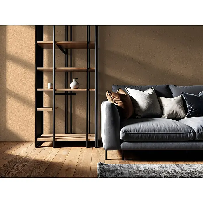 Marburg Ritus Vliestapete Putzoptik I - Braun, Sonstiges, 10,05 x 0,53 m - Modernes dunkelgraues Sofa mit Kissen in einem Wohnzimmer, neben einem Regal aus schwarzem Metall und Holz.