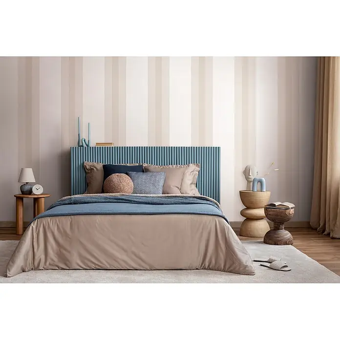 Marburg Vliestapete Novamur Oriana Streifen - Beige, Streifen, 10,05 x 0,53 m - Vertikal gestreifte Tapete in verschiedenen Beige- und Off-White-Tönen bedeckt eine moderne Schlafzimmerwand.