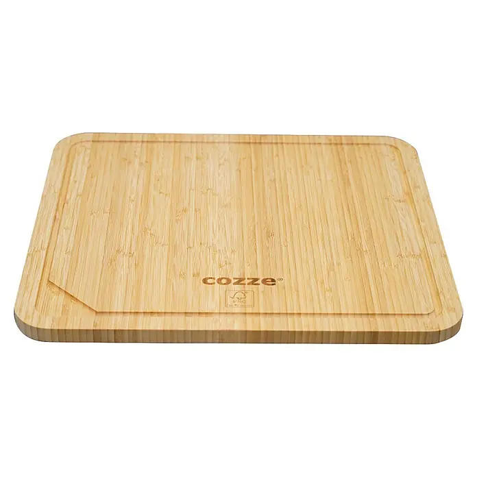 Cozze Schneidebrett - L x B x H: 54 x 49 x 2 cm, Holz - Helles Bambus-Schneidebrett mit abgerundeten Ecken und Saftrille, mit „cozze“-Marke und FSC-Logo.