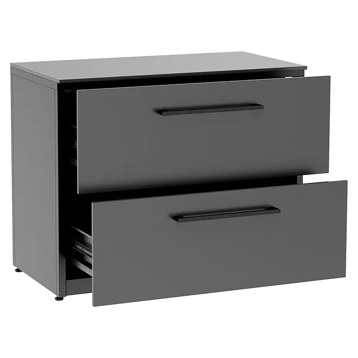 Cozze Elements Outdoorküchen-Modul Schubladenschrank - Schwarz, B x T x H: 110 x 60 x 88,5 cm, Stahl - Dunkelgrauer Aktenschrank mit zwei Schubladen, beide teilweise geöffnet, zeigen Metallschienen und schwarze Griffe.