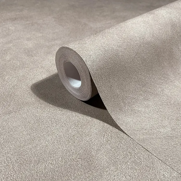 Marburg Whisper Vliestapete Putzoptik I - Taupe, Sonstiges, 10,05 x 0,53 m - Eine Rolle hellbrauner strukturierter Tapete, teilweise abgerollt, um ihr dezentes Muster und Material zu zeigen.