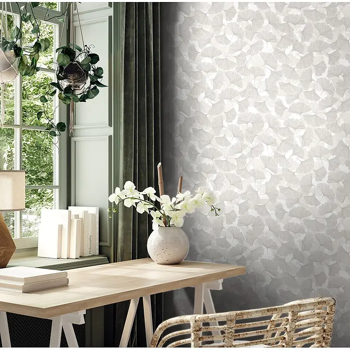 Marburg Boho Vliestapete Floral - Grau-Weiß, Floral, 10,05 x 0,53 m - Hellgraue Tapete mit dezentem Ginkgoblattmuster an einer Wand in einem Home-Office.