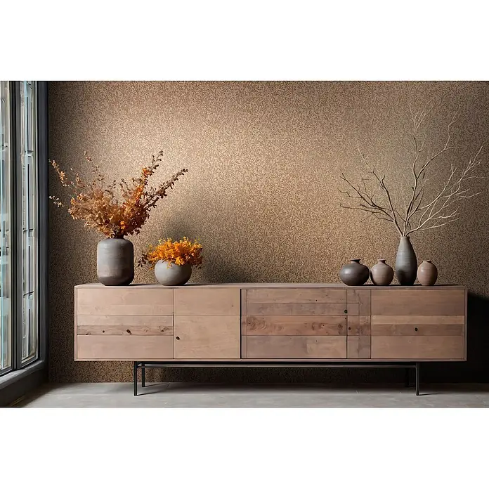 Marburg Ritus Vliestapete Floral - Braun-Gold, Floral, 10,05 x 0,53 m - Holz-Sideboard mit Holzpaneel-Türen/Schubladen auf schwarzen Beinen, dekoriert mit Vasen.